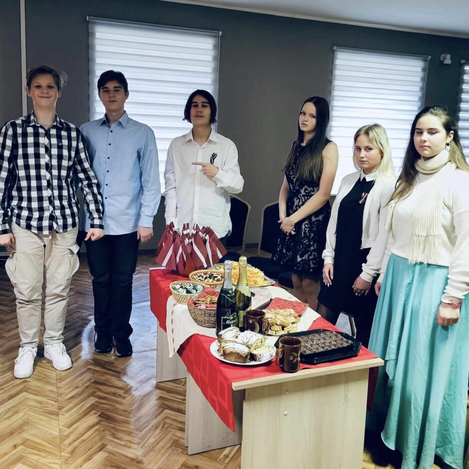 Valsts svētku svinības skolā