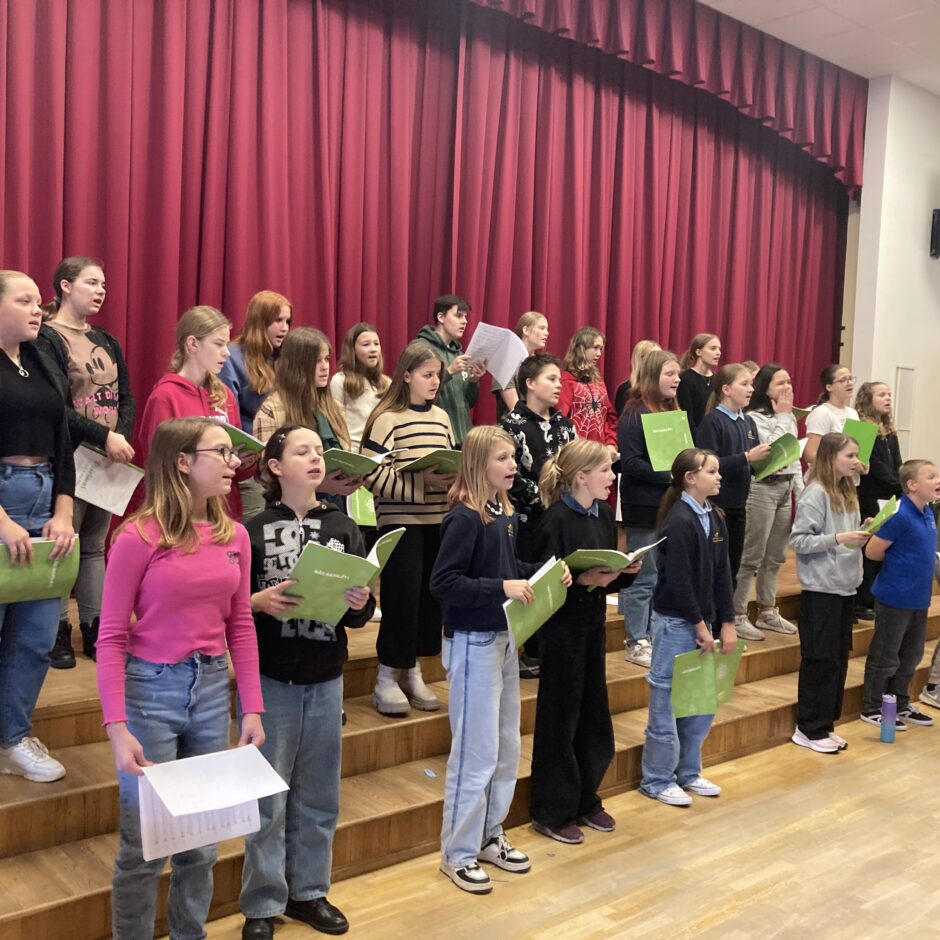 5.-9.klašu koris ceļā uz Dziesmu svētkiem