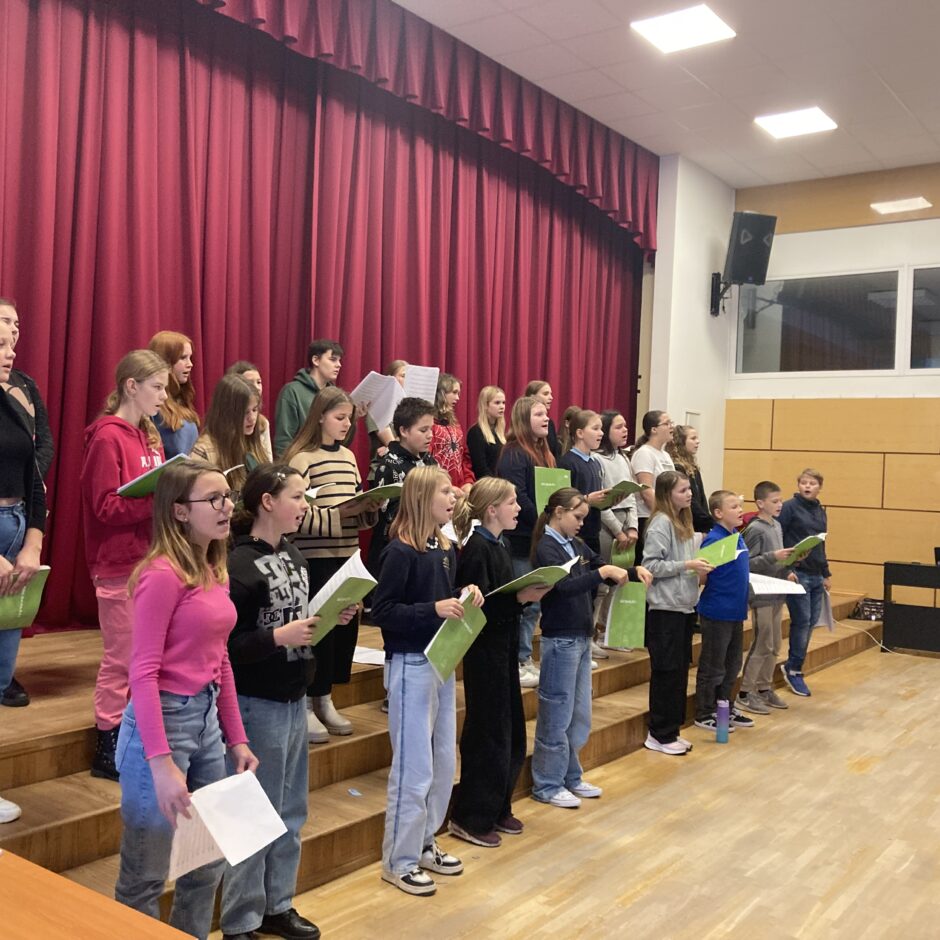5.-9.klašu koris ceļā uz Dziesmu svētkiem