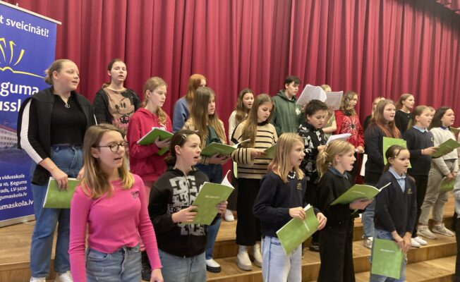 5.-9.klašu koris ceļā uz Dziesmu svētkiem