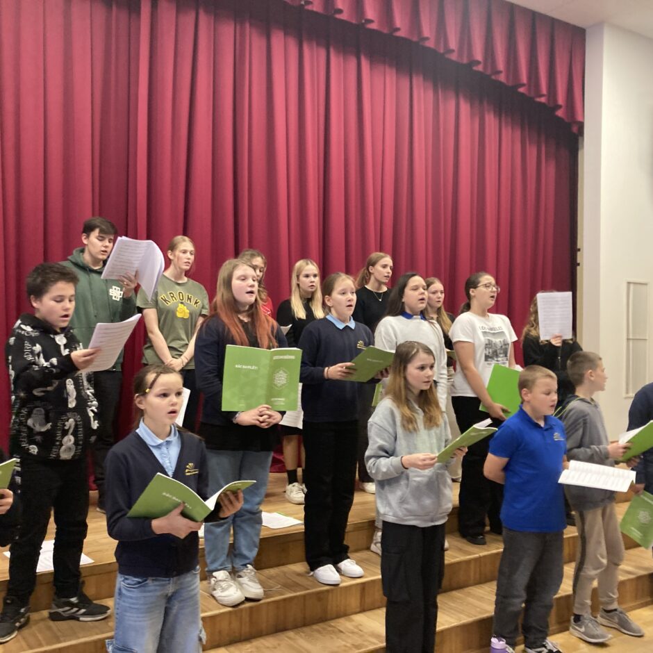 5.-9.klašu koris ceļā uz Dziesmu svētkiem