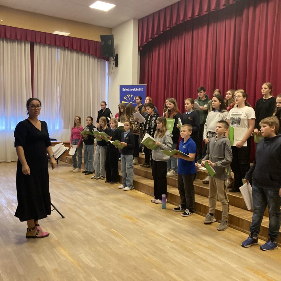 5.-9.klašu koris ceļā uz Dziesmu svētkiem