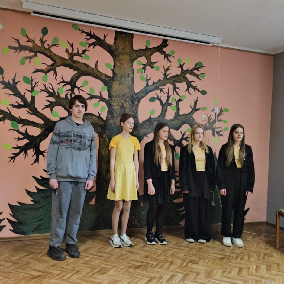 Nošu, krāsu un vārdu virpulī