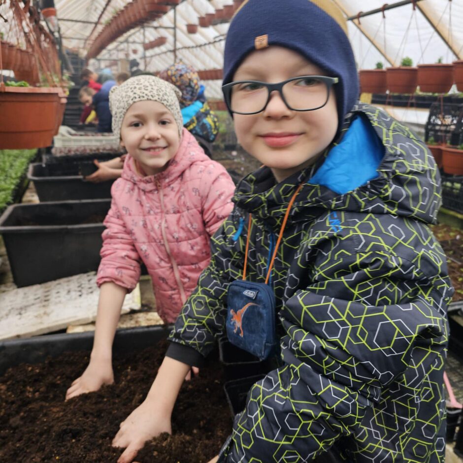 Skolēni dārzniecībā 