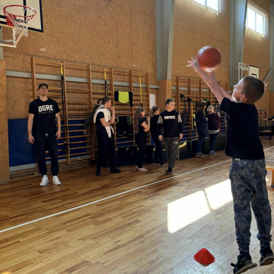 BK Ogre basketbolisti skolā