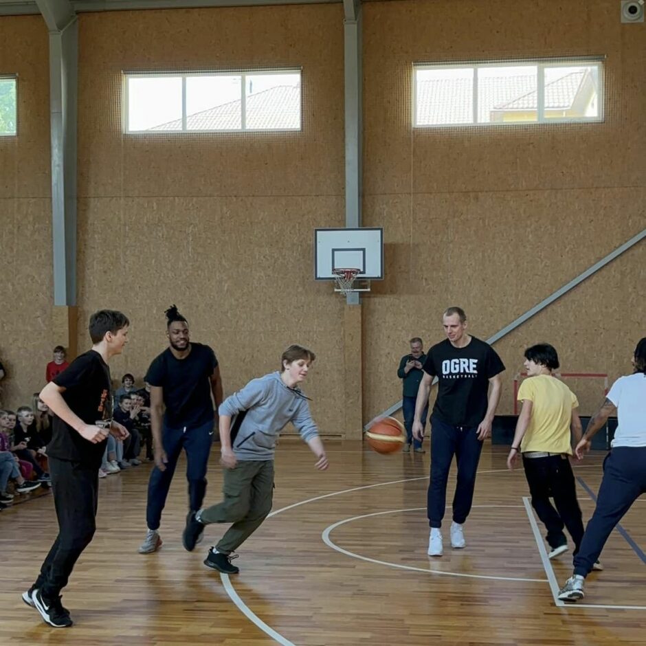 BK Ogre basketbolisti skolā