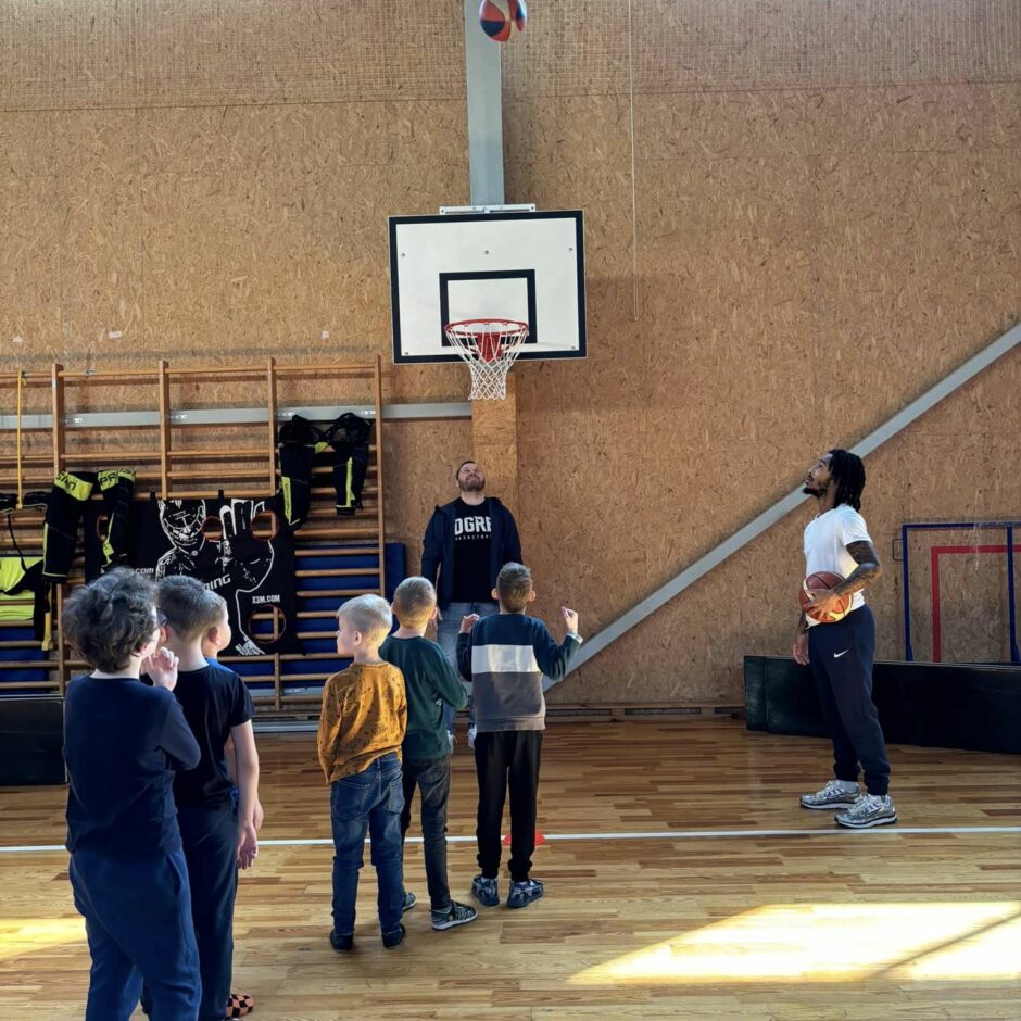 BK Ogre basketbolisti skolā