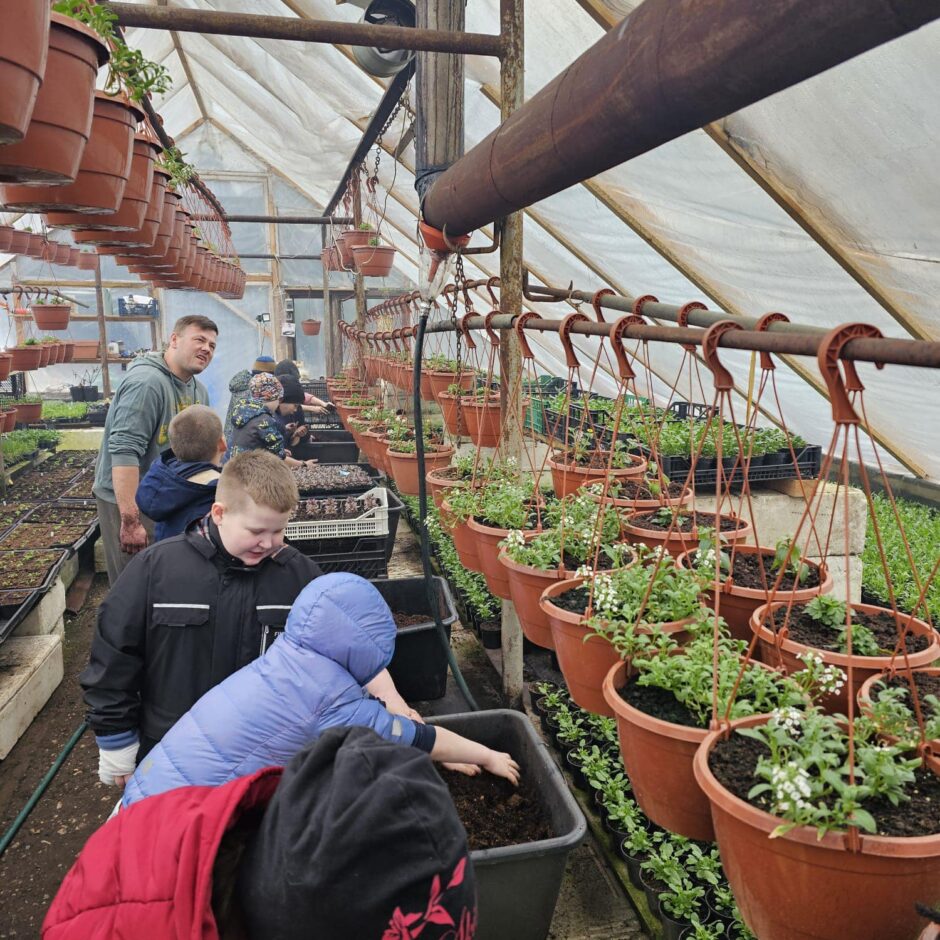 Skolēni dārzniecībā 