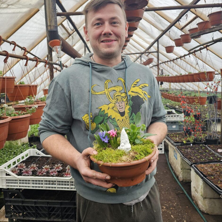 Skolēni dārzniecībā 