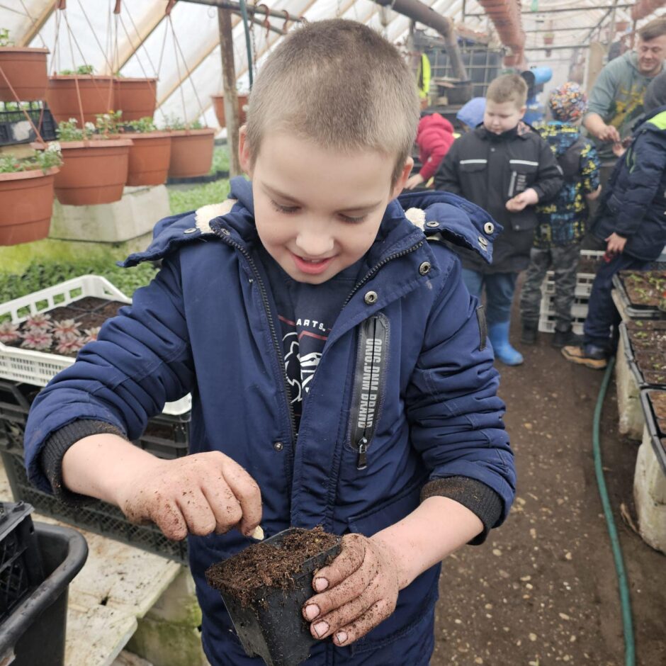 Skolēni dārzniecībā 