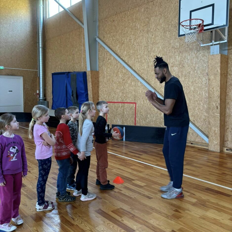 BK Ogre basketbolisti skolā