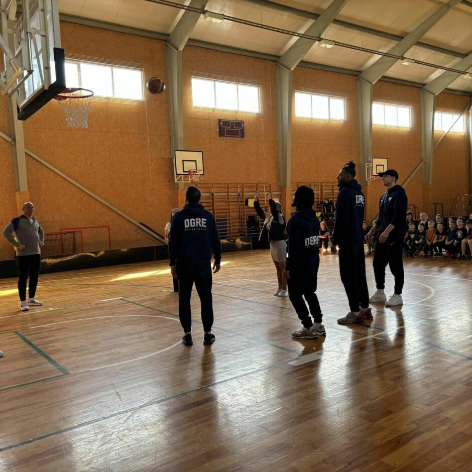 BK Ogre basketbolisti skolā