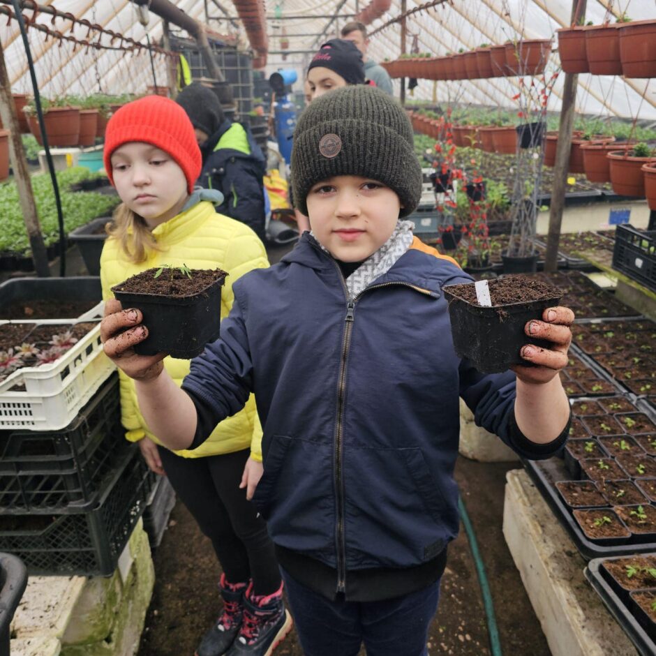 Skolēni dārzniecībā 