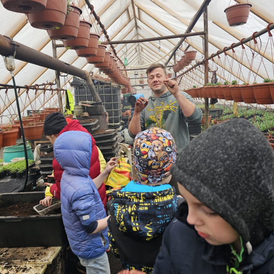 Skolēni dārzniecībā 