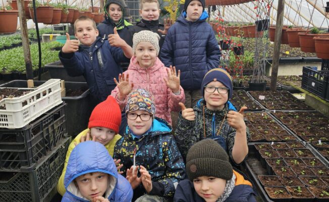 Skolēni dārzniecībā 