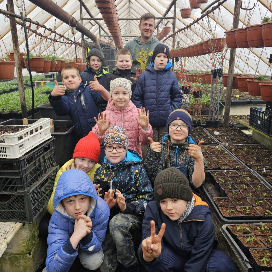 Skolēni dārzniecībā 