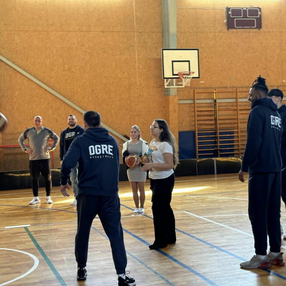 BK Ogre basketbolisti skolā