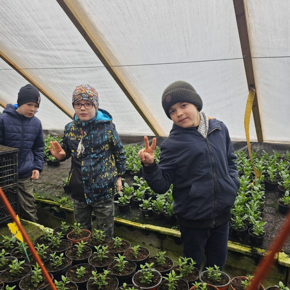 Skolēni dārzniecībā 