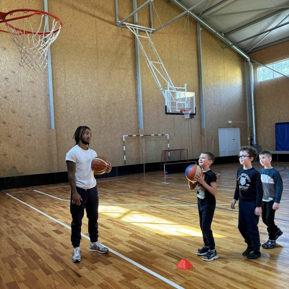 BK Ogre basketbolisti skolā