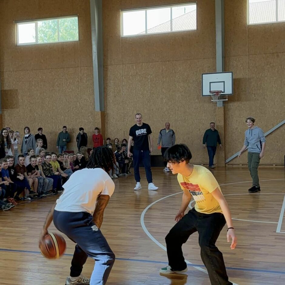 BK Ogre basketbolisti skolā