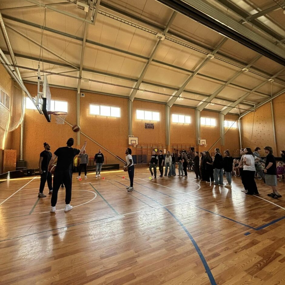 BK Ogre basketbolisti skolā