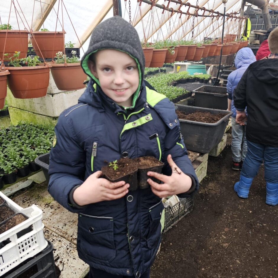 Skolēni dārzniecībā 