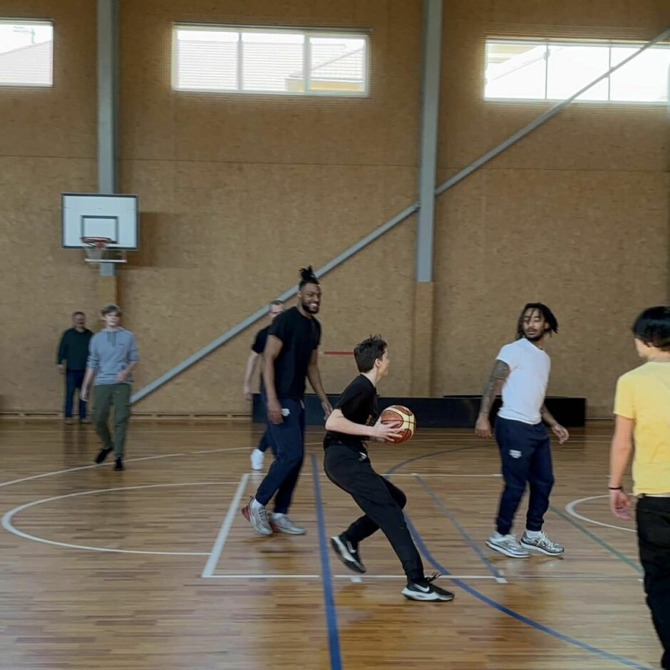 BK Ogre basketbolisti skolā