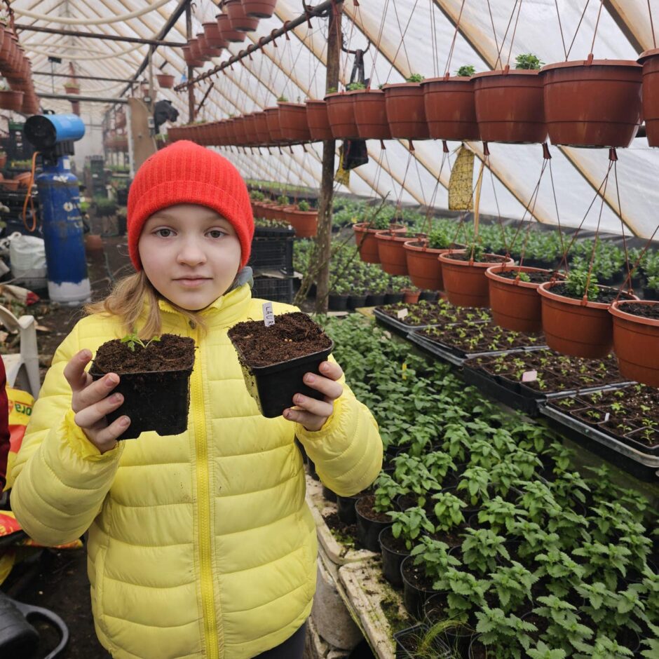 Skolēni dārzniecībā 