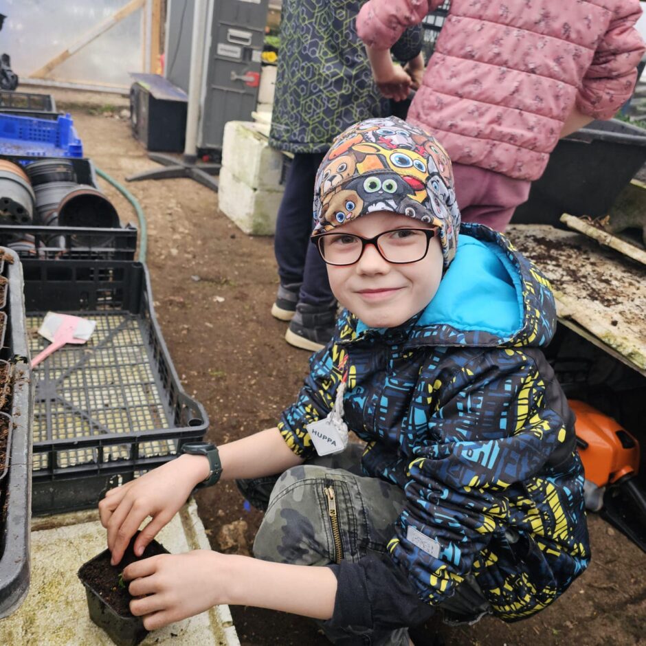 Skolēni dārzniecībā 