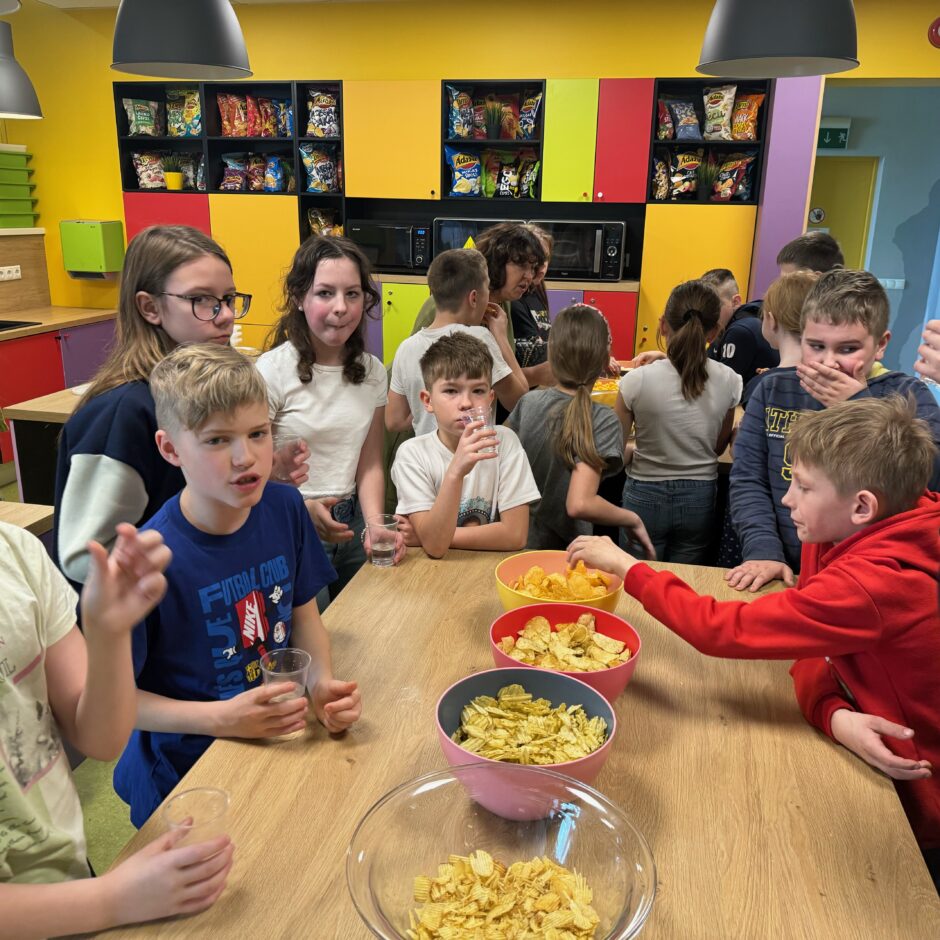 skolēni apmeklē Ādažu čipsus