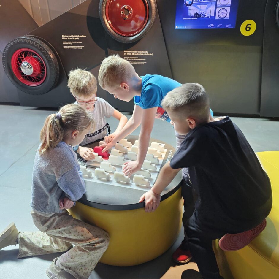 2.klase apmeklē Rīgas motormuzeju