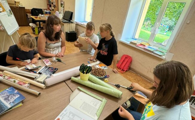 Ietērp grāmatu tapetēs