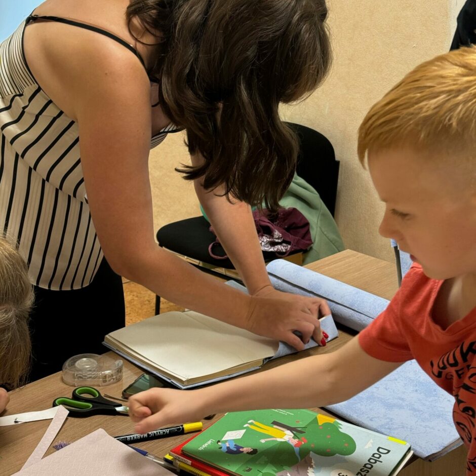 Ietērp grāmatu tapetēs