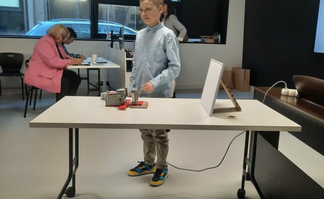 Skolēns eksperimentē