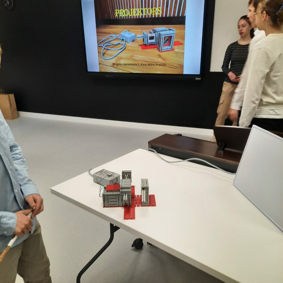 Skolēns eksperimentē