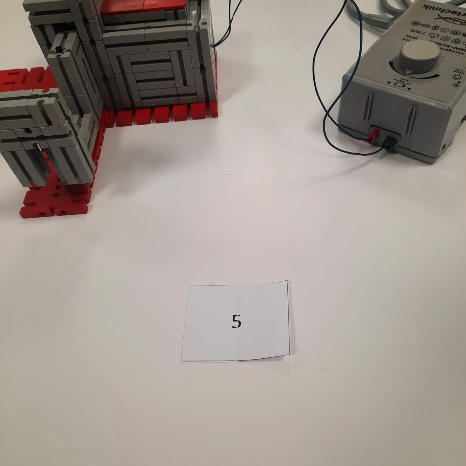 Skolēns eksperimentē