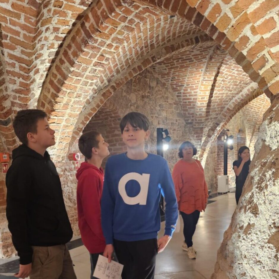 Skolēni apmeklē Rīgas pili