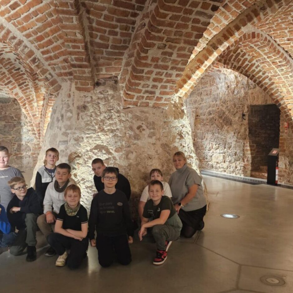 Skolēni apmeklē Rīgas pili