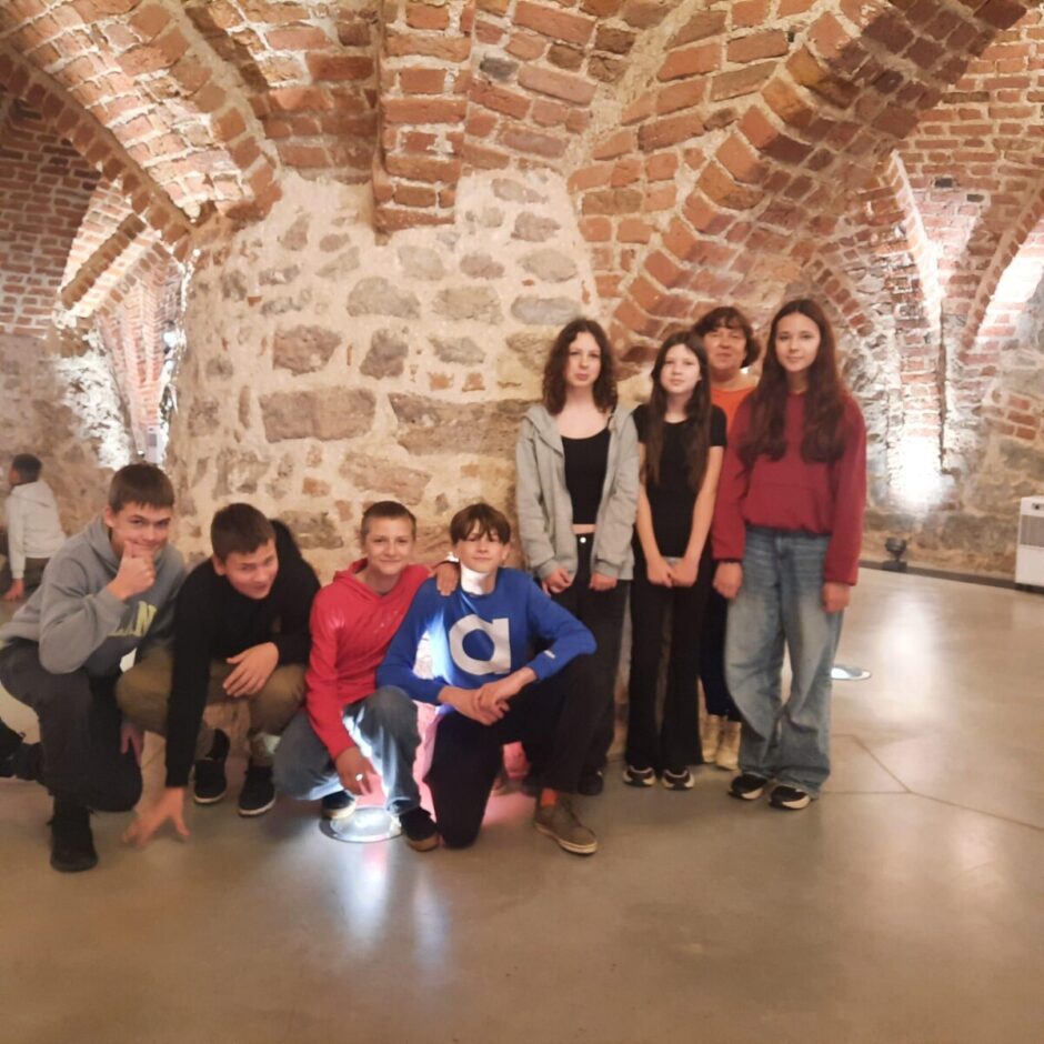 Skolēni apmeklē Rīgas pili