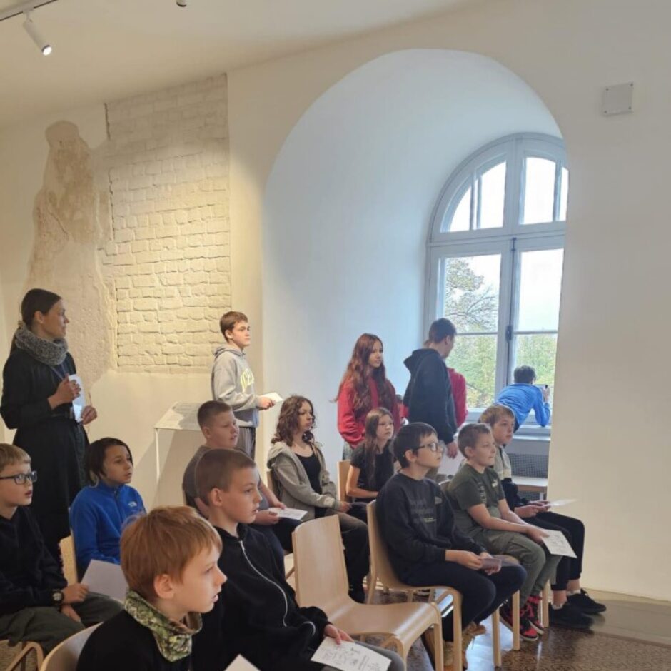 Skolēni apmeklē Rīgas pili