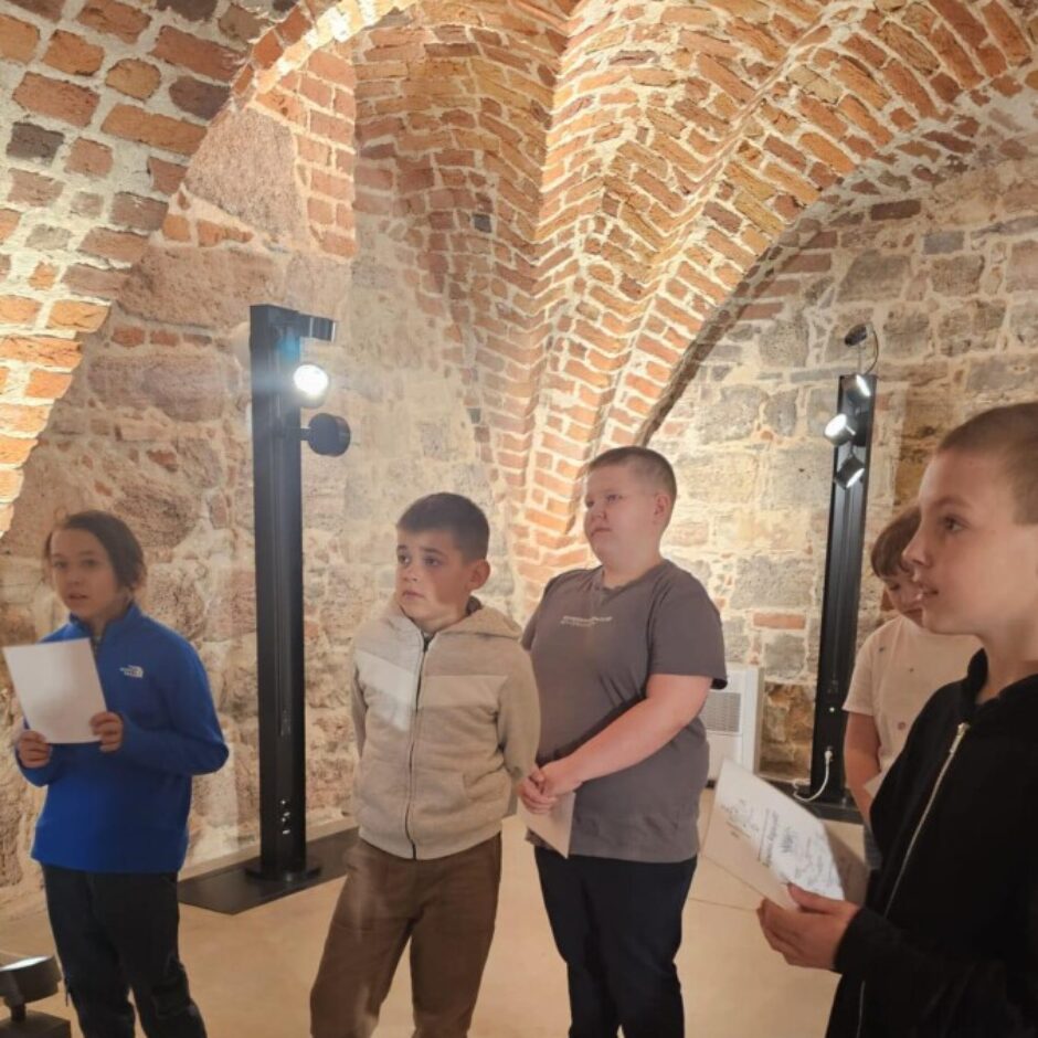 Skolēni apmeklē Rīgas pili