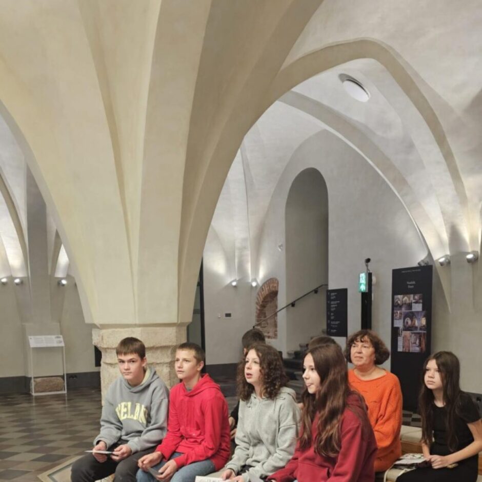 Skolēni apmeklē Rīgas pili