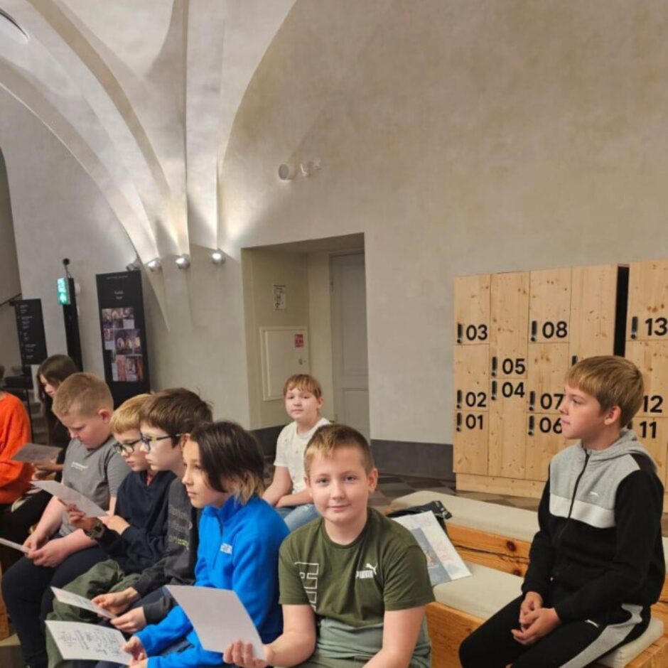 Skolēni apmeklē Rīgas pili