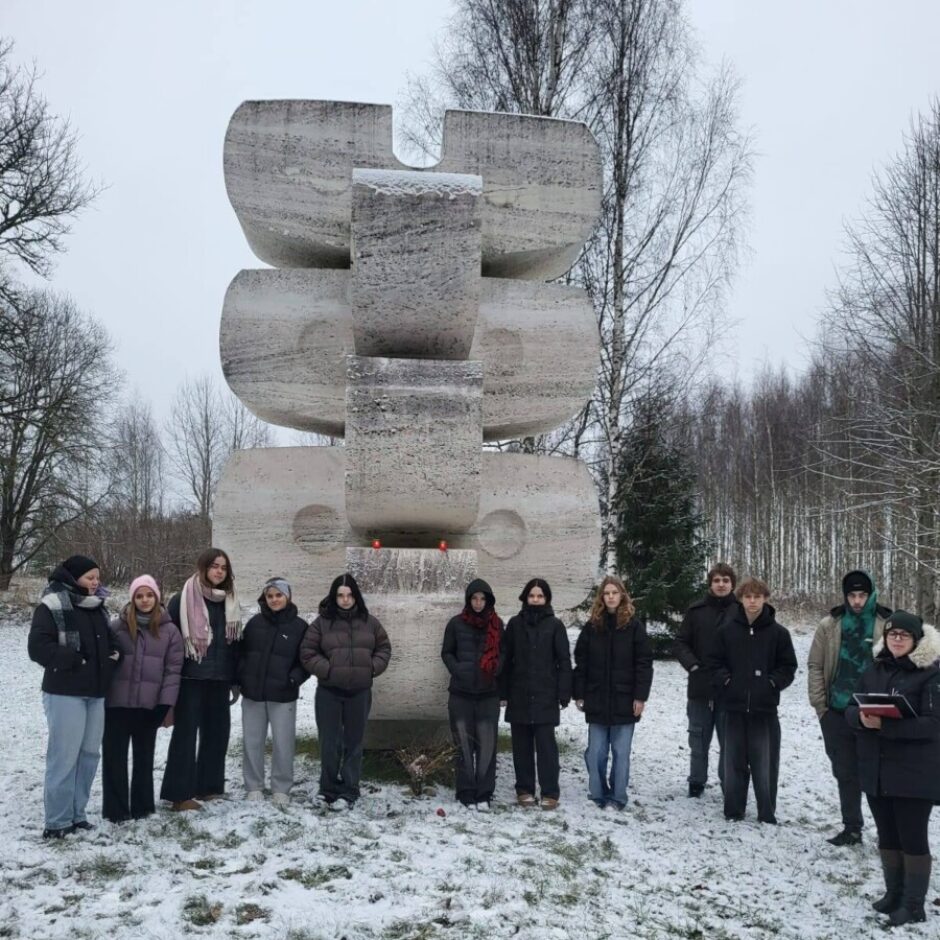 9.klase pie A.Pumpura piemiņas vietas