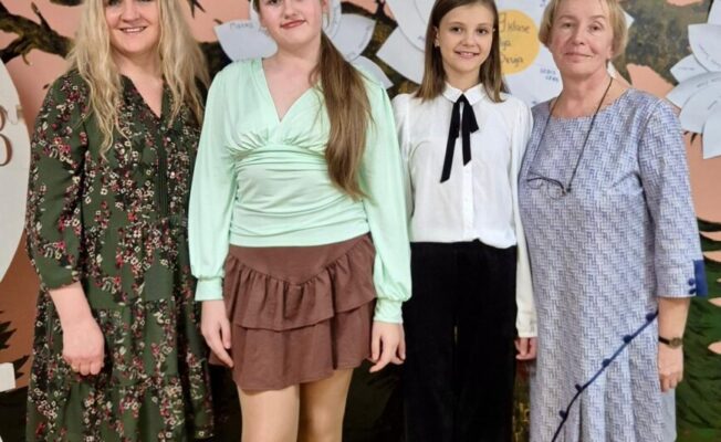 5.klases skolniece Dārta Granāte un 6.klases skolniece Daniela Žaļima kopā ar latviešu valodas un literatūras skolotājām Mārīti Petrovsku un Vitu Kozlovsku.