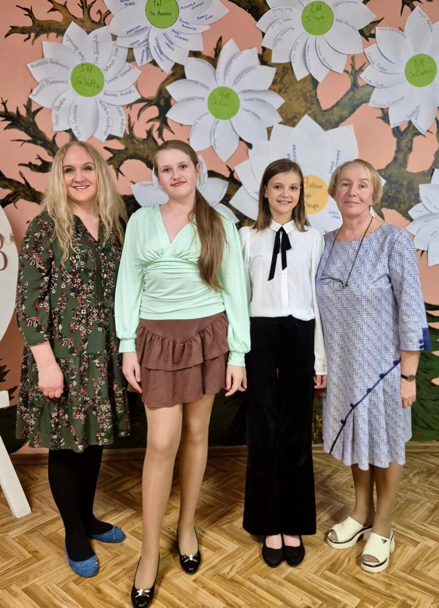 5.klases skolniece Dārta Granāte un 6.klases skolniece Daniela Žaļima kopā ar latviešu valodas un literatūras skolotājām Mārīti Petrovsku un Vitu Kozlovsku.