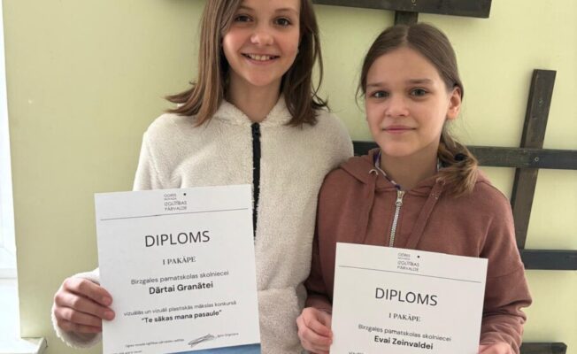 5.klases skolnieces Dārta Granāte un Eva Zeinvalde vizuālās un vizuāli plastiskās mākslas konkursā 