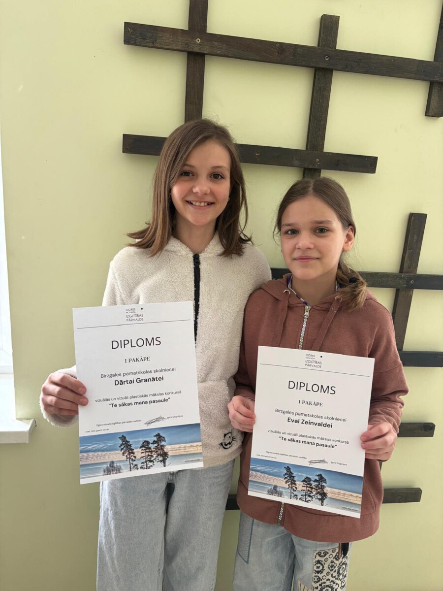 5.klases skolnieces Dārta Granāte un Eva Zeinvalde vizuālās un vizuāli plastiskās mākslas konkursā 