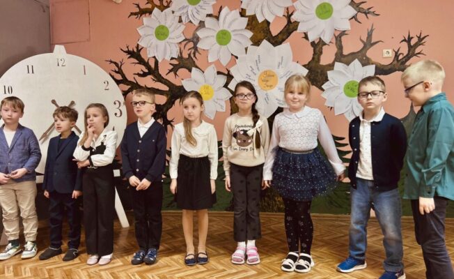 Birzgales pamatskolas 1.klases skolēni pavasara koncertā, kas veltīts Raimonda Paula daiļradei.