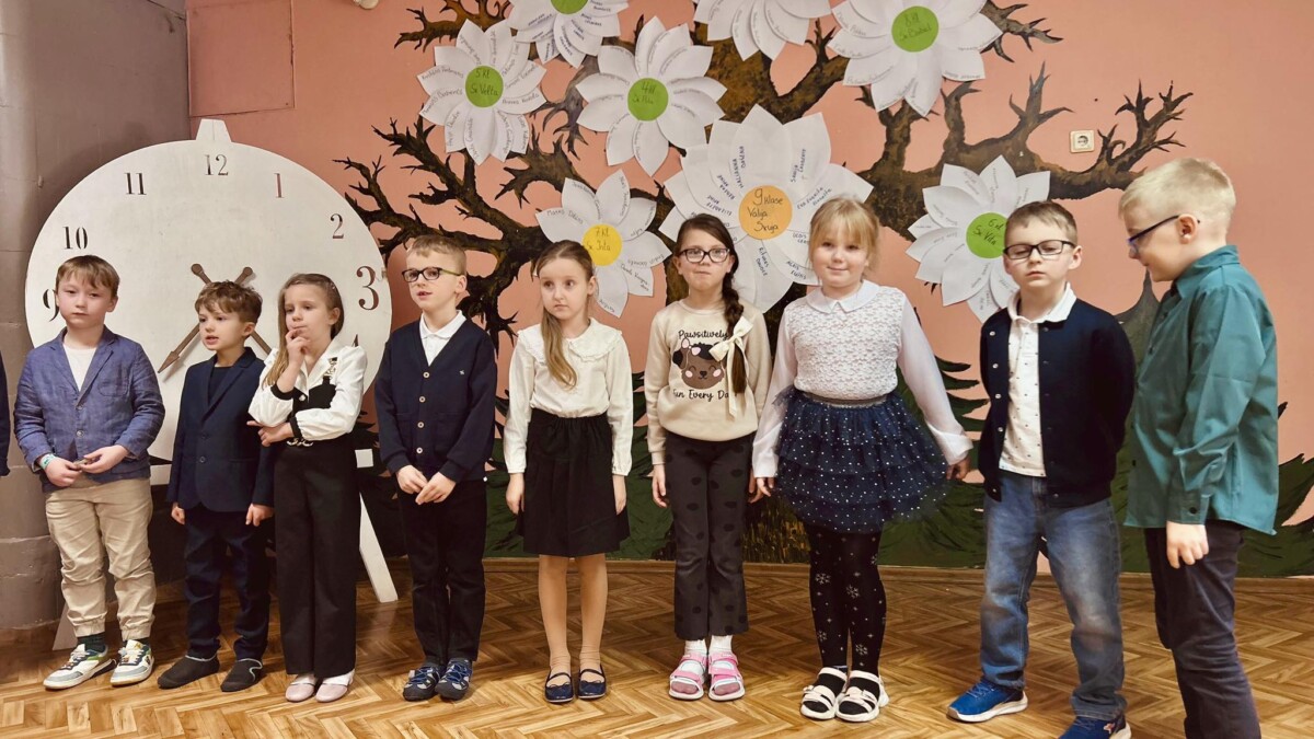 Birzgales pamatskolas 1.klases skolēni pavasara koncertā, kas veltīts Raimonda Paula daiļradei.